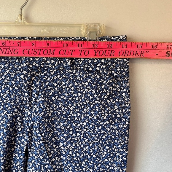 🏷️ 2/$20 Old Navy Blue Micro Floral Pixie Ankle Pants - Picture 7 of 10